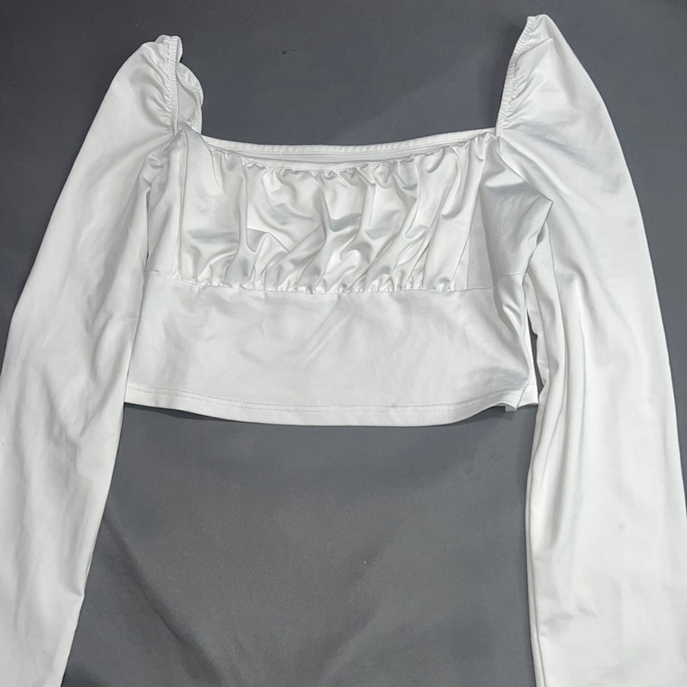 Long sleeved white ruffled crop top 🤍